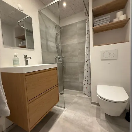 Apartman Completely Renovated Apartment, 6 Sleeps *