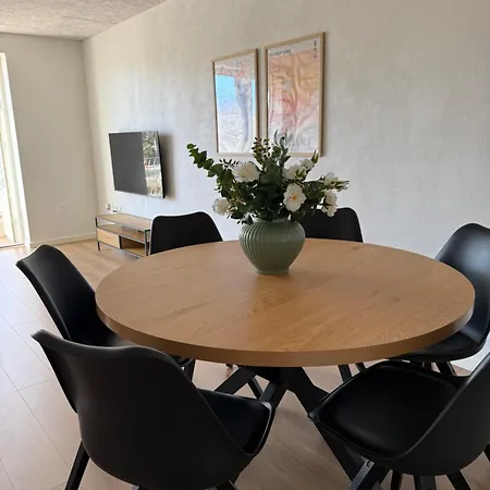 Completely Renovated Apartment, 6 Sleeps *